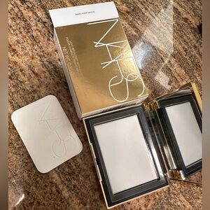 Light reflecting setting powder